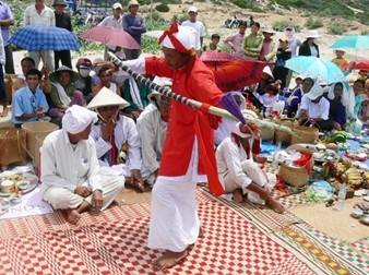 Lễ cúng Po Riyak của người Chăm và tục thờ cá ông của cư dân vùng biển miền Trung